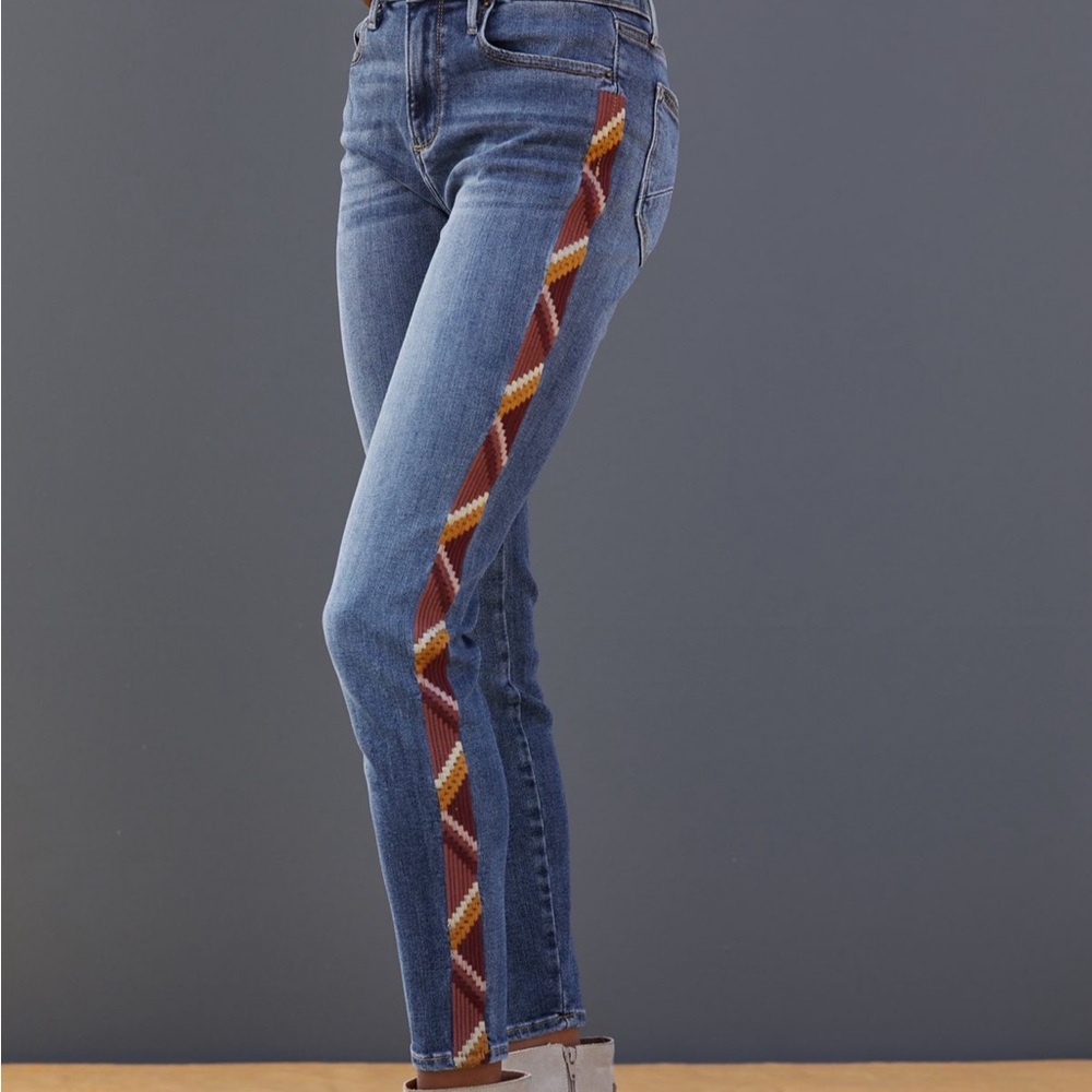 NWOT Driftwood embroidered jeans